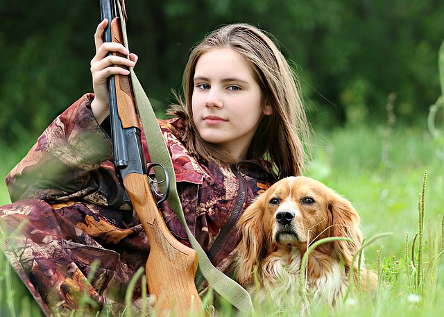 dívka a pes na lovu